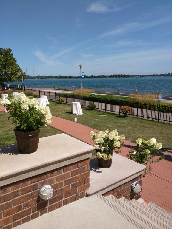 Hotel Roberts Riverwalk Urban Detroit