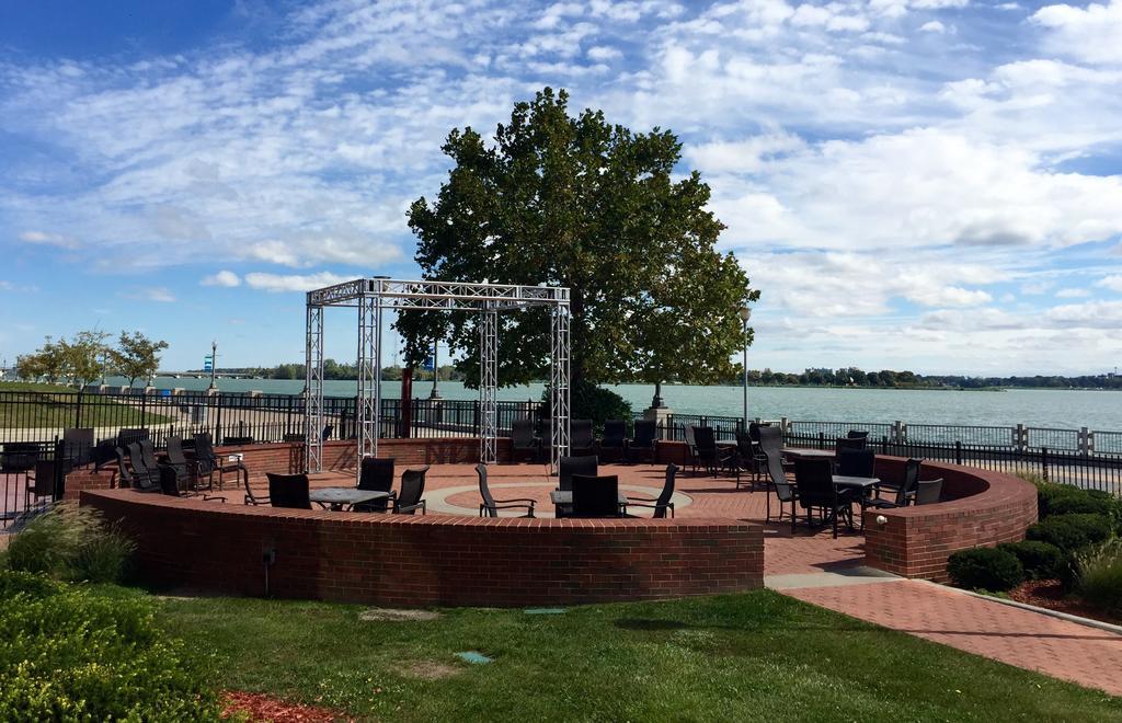 Roberts Riverwalk Urban Hotel