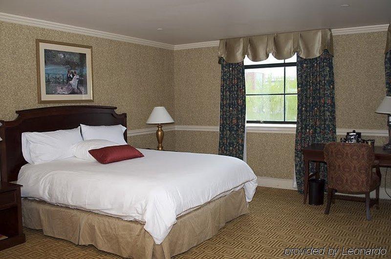 Roberts Riverwalk Urban Hotel