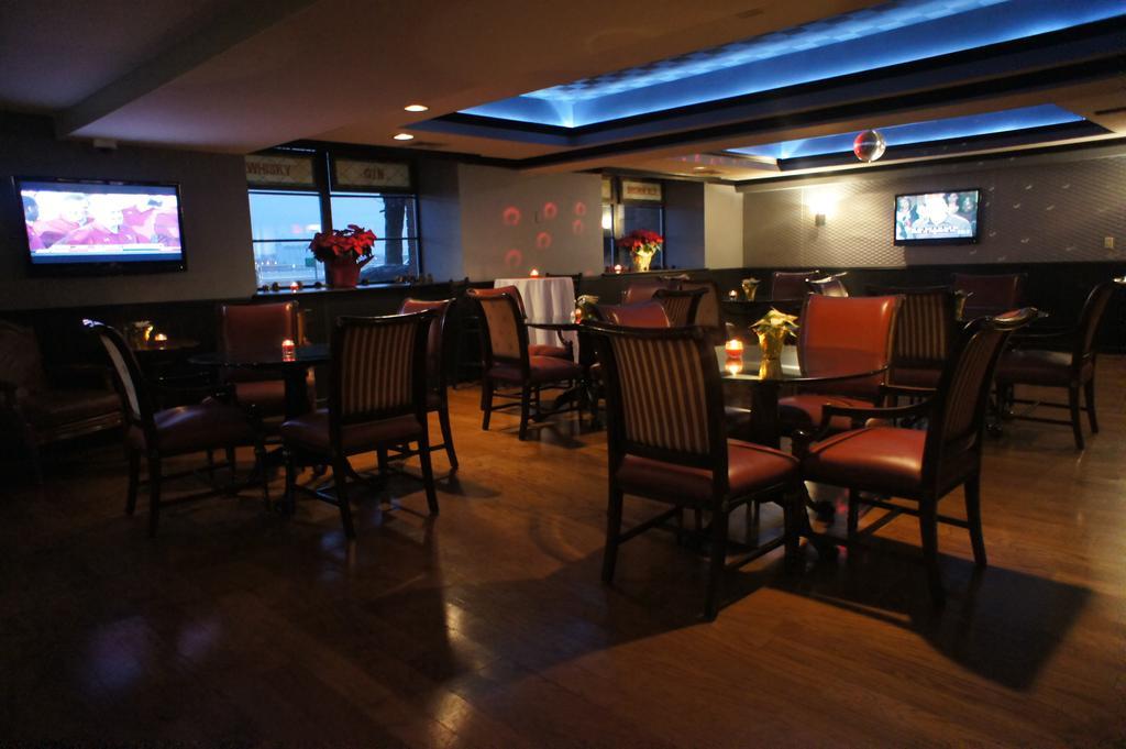 Roberts Riverwalk Urban Hotel Detroit