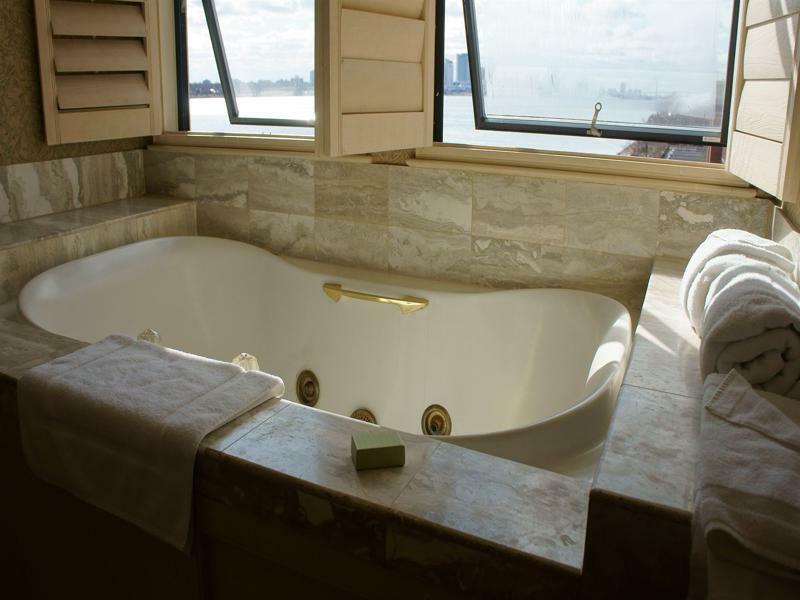 Hotel Roberts Riverwalk Urban Detroit